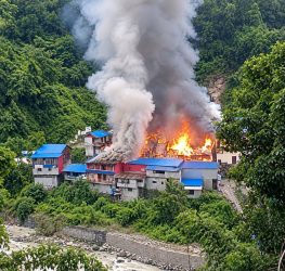 <span class='c1'>ताप्लेजुङको दोभान बजारमा भीषण आगलागी,</span> <span class='c2'>आगलागीबाट करिब १० घर जले</span>