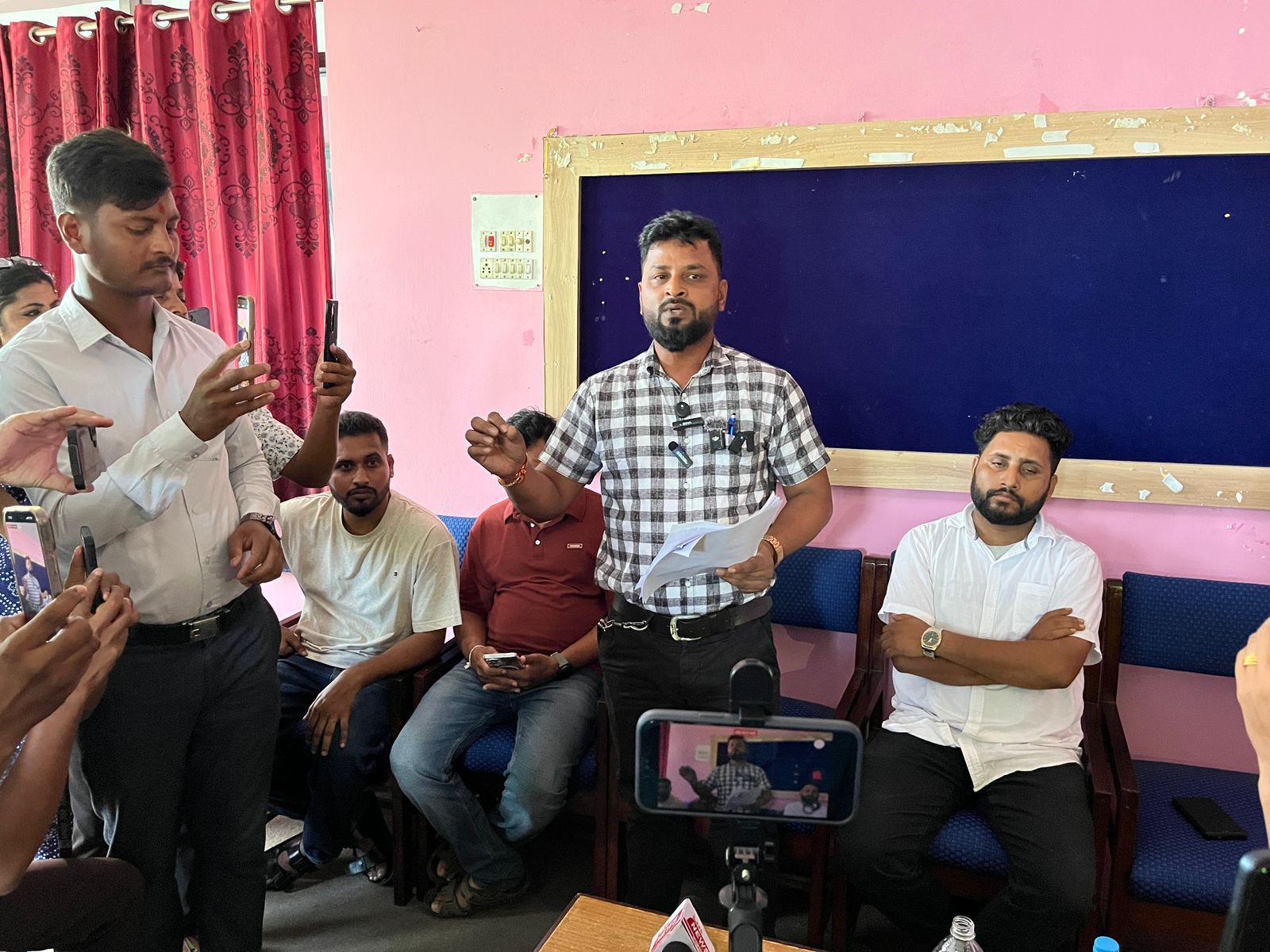 <span class='c1'>दिव्य ज्योति अस्पतालको पत्रकार सम्मेलन : गाँजा</span> <span class='c2'>बरामद भएको गाडी अस्पतालको नभएको दाबी</span>
