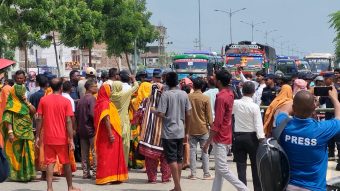<span class='c1'>गुठी संस्थानविरुद्ध सडक जाम</span> <span class='c2'>गरी जनकपुरधाममा प्रदर्शन</span>