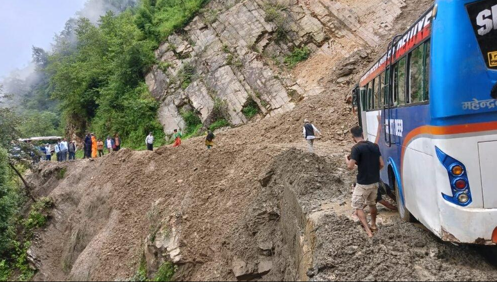 <span class='c1'>नागढुंगानजिकै पृथ्वी राजमार्ग भासियो,</span> <span class='c2'>ठूला सवारी सुरुङमार्गबाट पठाइँदै</span>