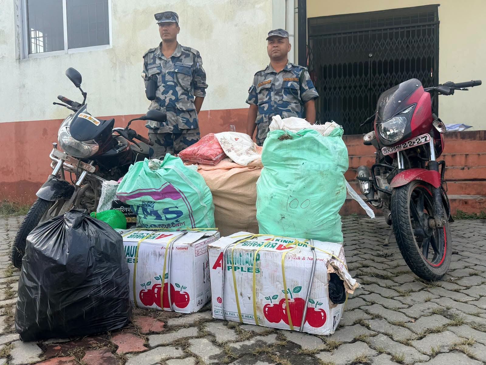 <span class='c1'>भारतबाट भन्सार छली ल्याइएका ९ लाखभन्दा</span> <span class='c2'>बढीका सामान सशस्त्र प्रहरी मोरङद्धारा बरामद</span>
