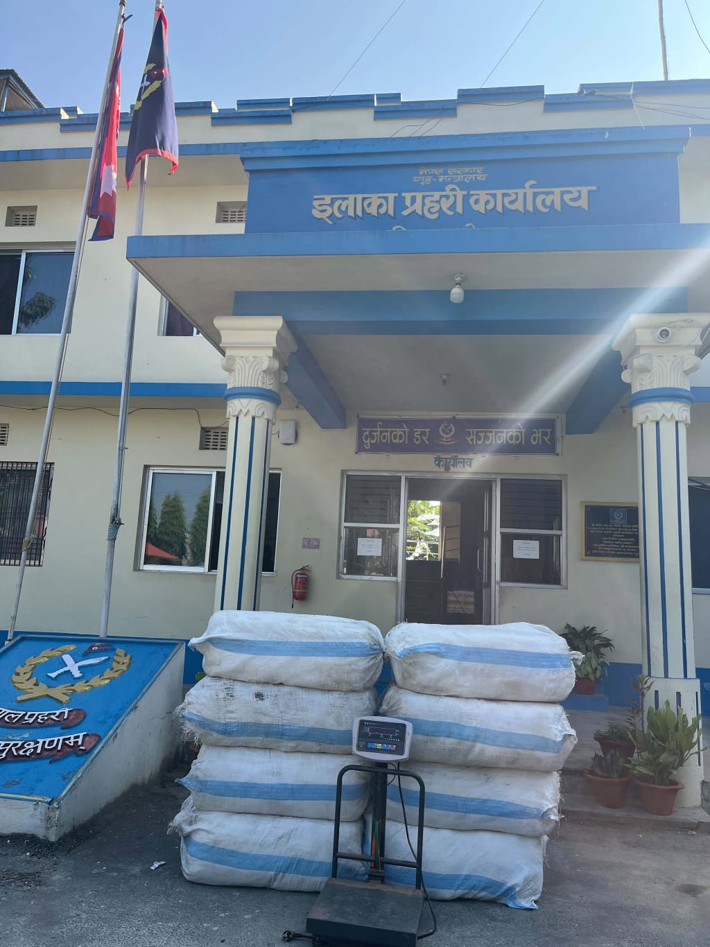 <span class='c1'>रतुवामाईमा गाँजा तस्करी गर्नेमाथि प्रहरीले चलायो</span> <span class='c2'>गोली, दुईजना भारतीय नागरिक पक्राउ</span>