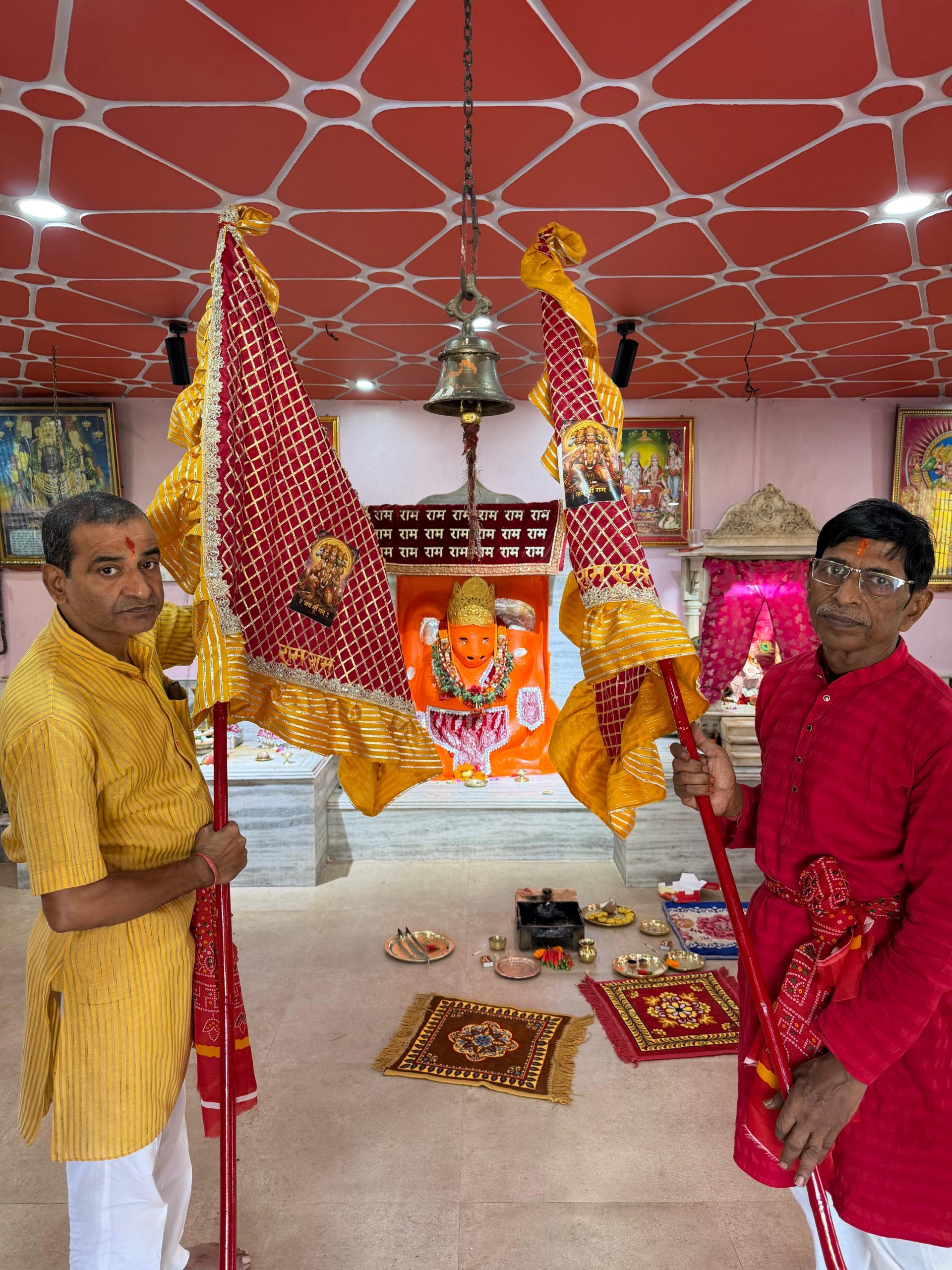 <span class='c1'>१००औँ हनुमान महोत्सवमा ध्वजा पुर्‍याउन</span> <span class='c2'>, विराटनगरदेखि सिलिगुडीसम्म पैदल यात्रा</span>