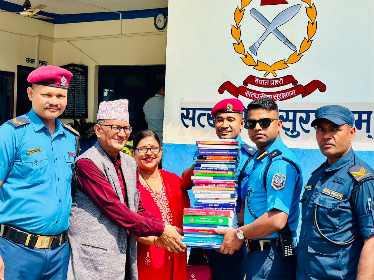 <span class='c1'>लेटाङ प्रहरीको ‘थुनुवाहरूलाई हात–हातमा किताब’</span> <span class='c2'>अभियान, २९२ थान पुस्तक संकलन</span>