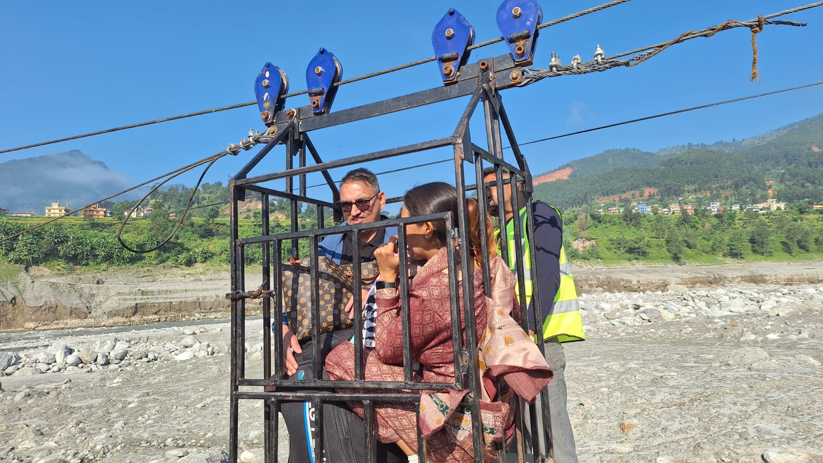 <span class='c1'>बेली ब्रिज नबन्दा दशैँमा घर</span> <span class='c2'>फर्किने यात्रु तुइनको सहारामा</span>