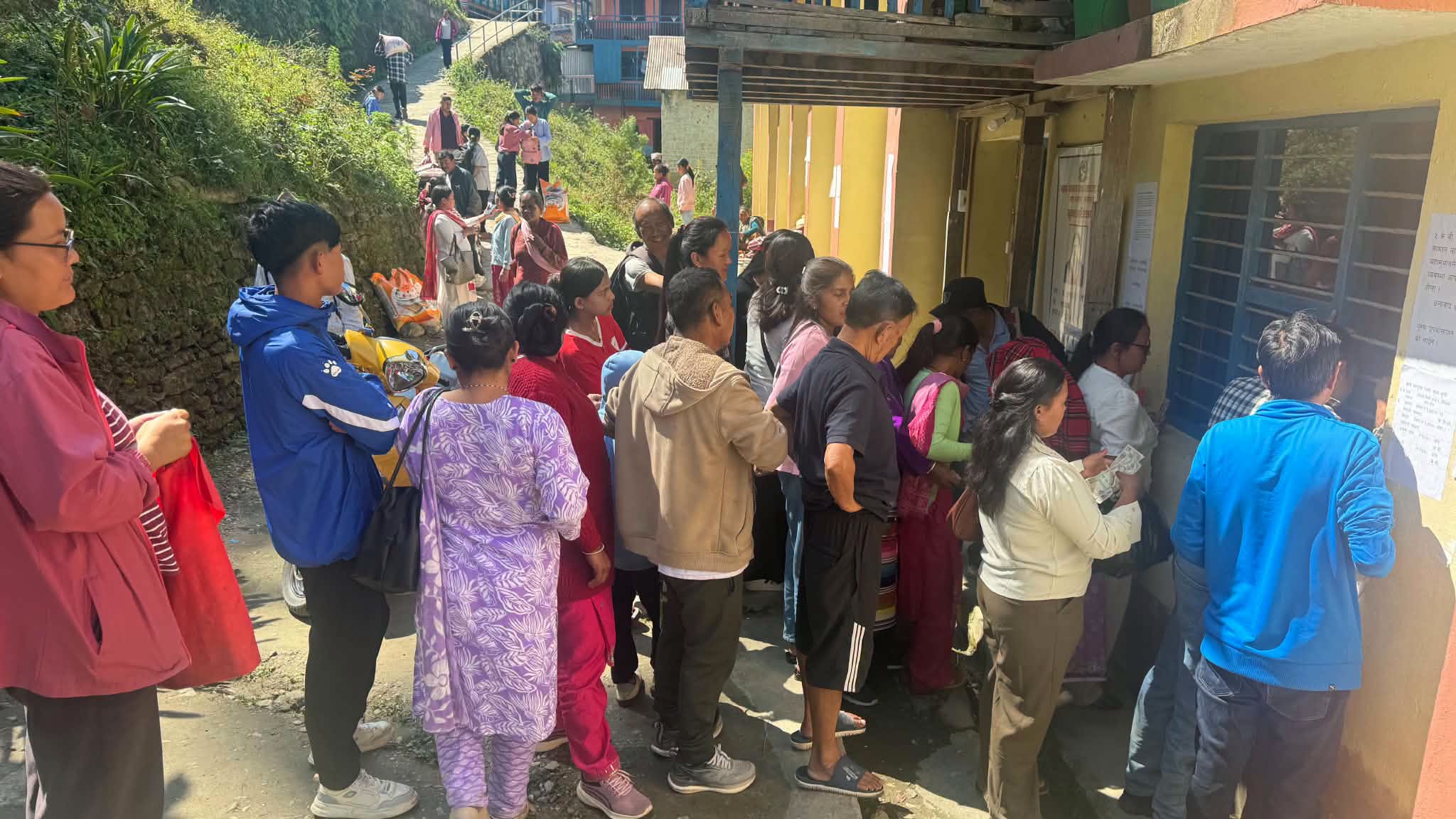 <span class='c1'>ताप्लेजुङमा तीन महिनामै खाद्यको</span> <span class='c2'>एक करोड बढीको व्यापार</span>
