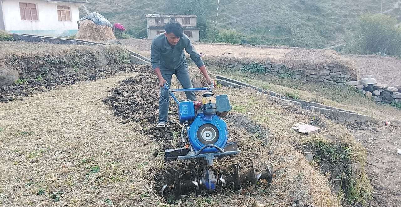 <span class='c1'>किसानका लागि भरपर्दो सारथी हाते</span> <span class='c2'>ट्याक्टर : खेतीपातीमा नयाँ बहार</span>