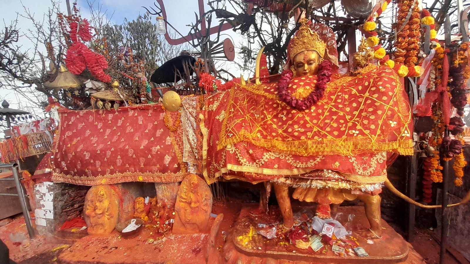 <span class='c1'>तीन महिनामा २० हजार बढीले गरे पाथीभराको</span> <span class='c2'>दर्शन, ३३ लाख २६ हजार भेटी संकलन</span>