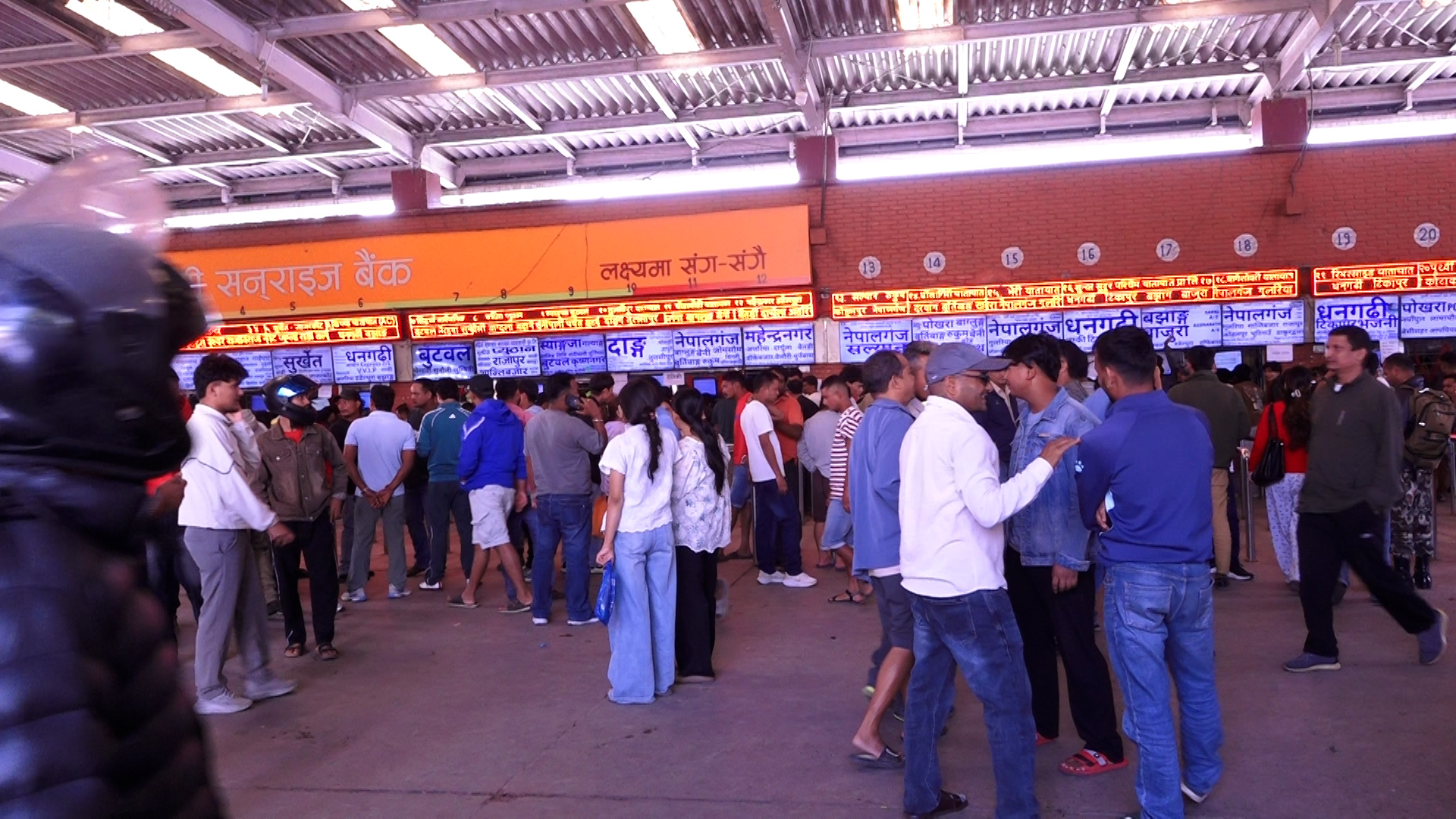 <span class='c1'>दशैंको टिकट बुकिङ खुल्यो : यसबर्ष काठमाडौं छाड्नेको</span> <span class='c2'>संख्या कम हुनसक्ने, आवश्यक परे बस थपिने</span>