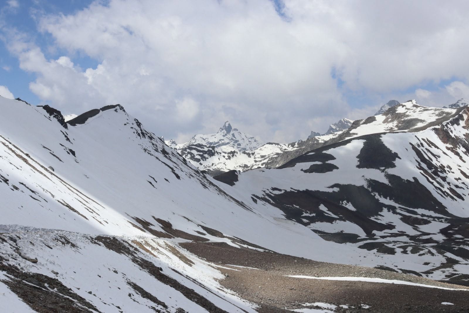 <span class='c1'>न्यालु लेकमा हिउँ पन्छाउने काम</span> <span class='c2'>रोकियो, लिमीवासीको आवागमनमा सकस</span>